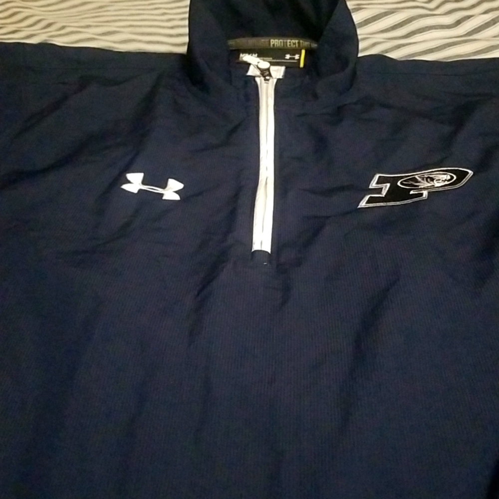 UNDER ARMOUR LOOSE FIT WINDBREAKER WITH LOGO SIZE MEDIUM LIKE NEW CONDITION